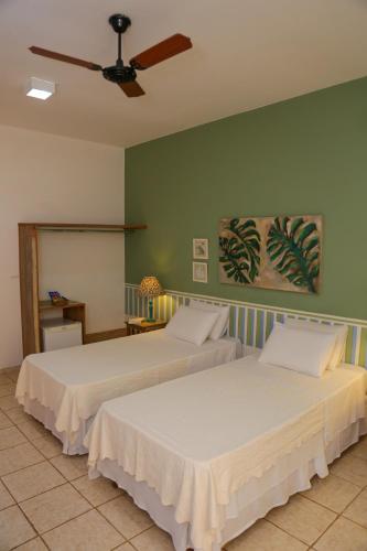 two beds sitting next to each other in a room at Pousada Villa dei Colori in Araraquara