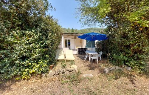 une terrasse avec une table et un parasol bleu dans l'établissement Holiday Home Route Dentrecasteau N-744, à Salernes