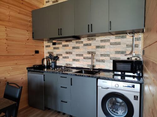 una cocina con lavadora y lavadora en Nikolozi, en Kazbegi