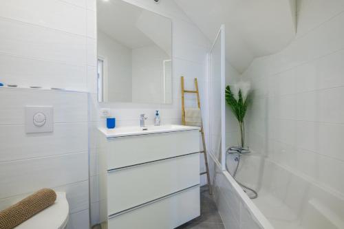 une salle de bain blanche avec un lavabo et des toilettes dans l'établissement Villa Neuve avec magnifique vue Mer, à Mandelieu-la-Napoule