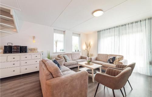 Khu vực ghế ngồi tại Awesome Home In Wemeldinge With Sauna