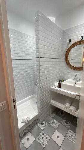 une salle de bain blanche avec un lavabo et une douche dans l'établissement Chabanon, à Marseille