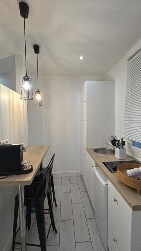 une cuisine avec un comptoir et une table avec des chaises dans l'établissement Chabanon, à Marseille