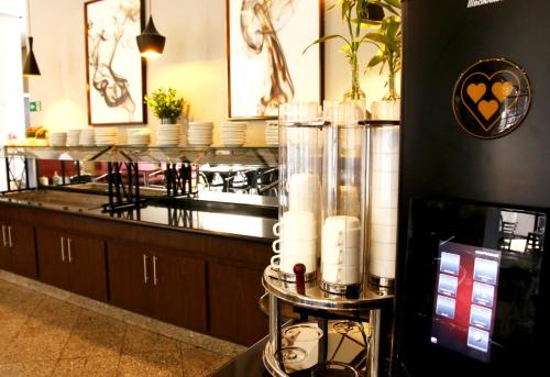 a kitchen with a counter top with a counter top at Flats em frente ao Allianz Parque - HOTEL EM PERDIZES in Sao Paulo