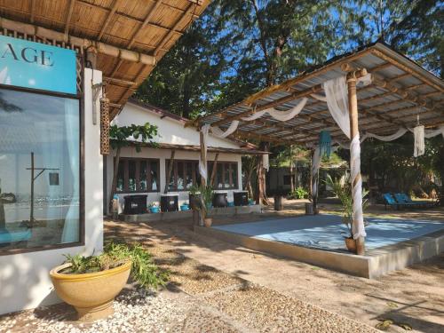 Bazén v ubytování Lanta Island Resort nebo v jeho okolí