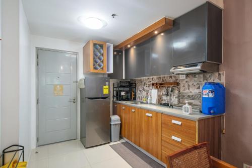 Una cocina o cocineta en 2-Bedroom Condo QC Grass Residences SM North EDSA