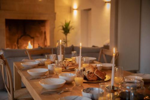 - une table avec des assiettes de nourriture et des bougies dans l'établissement Longère de Charme, bord de Loire, à Gennes