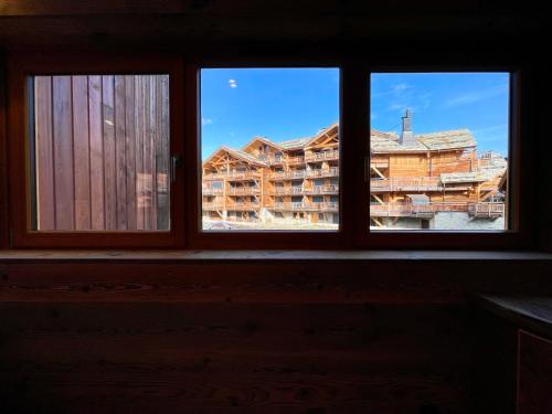 - une vue depuis la fenêtre d'un bâtiment dans l'établissement Homency - Résidence Karen 201, à L'Alpe-d'Huez