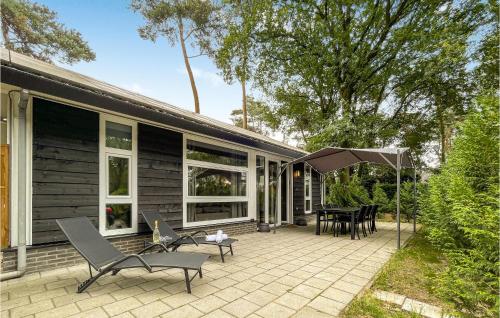 Κήπος έξω από το Awesome Home In Meijel With Sauna