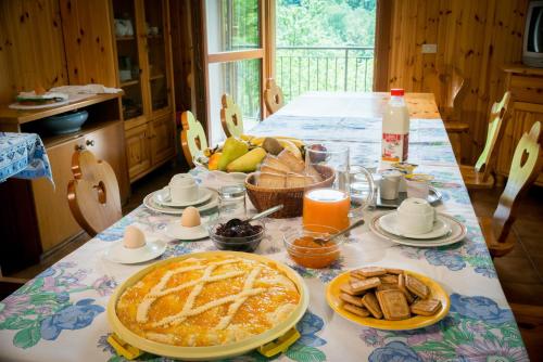 una mesa con un pastel y pan. en Colli Berici, en Arcugnano