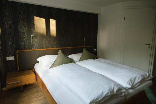 Postel nebo postele na pokoji v ubytování Feelfalt Hotel