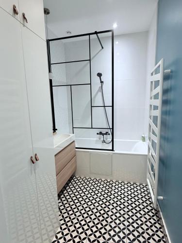 une salle de bain avec une douche, un lavabo et une baignoire dans l'établissement Le Dangeau Elégance et Modernité proche Château, à Versailles