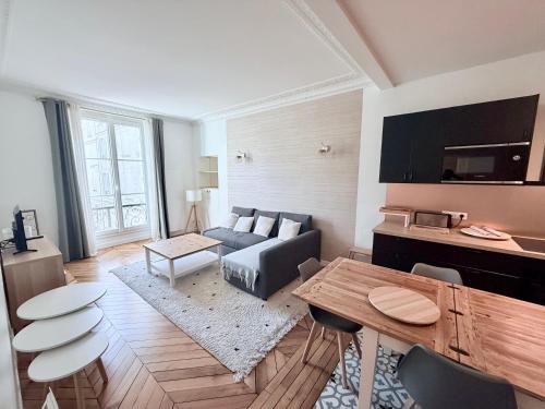 Η κουζίνα ή μικρή κουζίνα στο Le Dangeau Elégance et Modernité proche Château