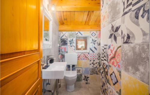 Ένα μπάνιο στο 2 Bedroom Stunning Home In Puntera