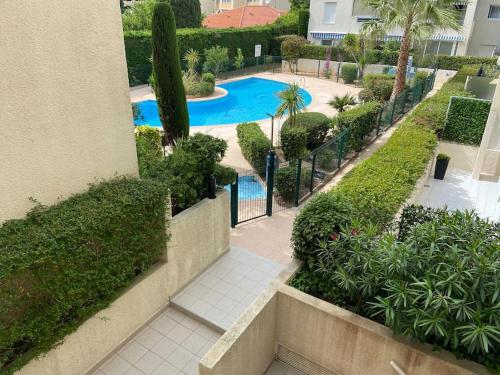 T2 lumineux 4 pers, pisc,plag 2min, park priv,wifi