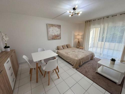 T2 lumineux 4 pers, pisc,plag 2min, park priv,wifi