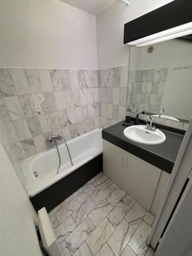 Salle de bains dans l'établissement T2 lumineux 4 pers, pisc,plag 2min, park priv,wifi