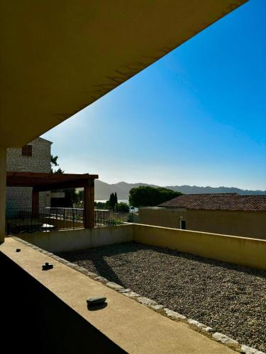 - une vue sur le patio depuis le toit d'une maison dans l'établissement Appartement Rossignol, à Saint-Florent