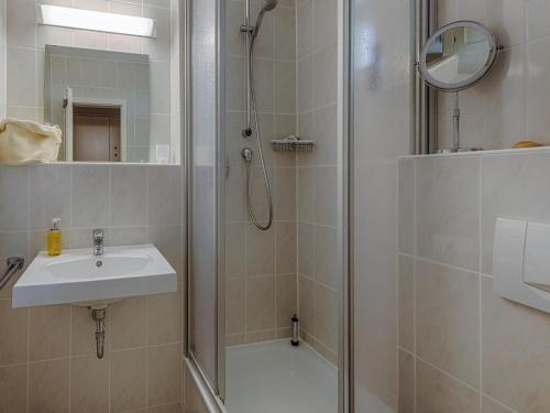 ein Badezimmer mit Dusche und Waschbecken in der Unterkunft Feriendorf Rugana - Budget 1-Raum Appartement mit Terrasse A10 in Dranske