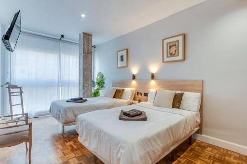 una camera con due letti e una scala interna di Cervantes Luxury Apartment a Málaga