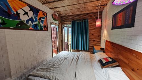 una camera da letto con un letto grande in una stanza di De hemp homestay a Lao Cai