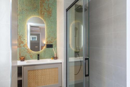 un bagno con lavandino e specchio di Cervantes Luxury Apartment a Málaga