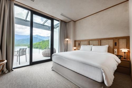Postel nebo postele na pokoji v ubytování Kvareli Lake Resort