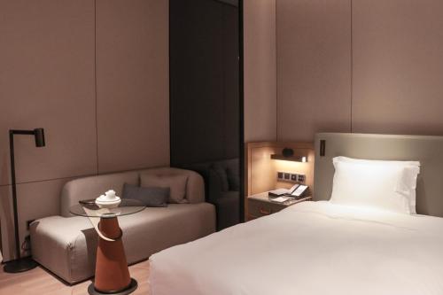 Ein Bett oder Betten in einem Zimmer der Unterkunft Crowne Plaza Chaozhou Riverside by IHG