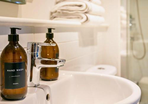 Phòng tắm tại Bowen-Buscarlet (Large Suite) at Bicester Heritage