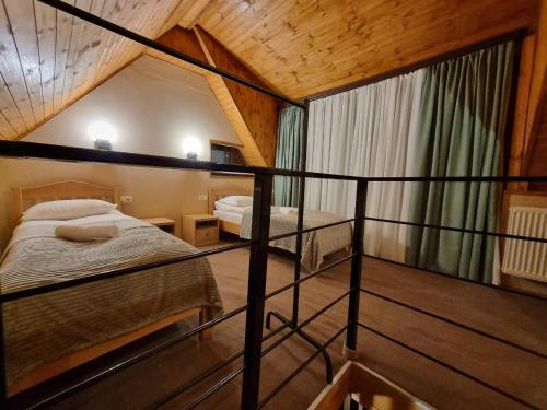 Postel nebo postele na pokoji v ubytování Gergeti wood -hut for 4 people