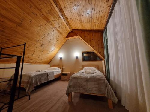 Postel nebo postele na pokoji v ubytování Gergeti wood -hut for 4 people