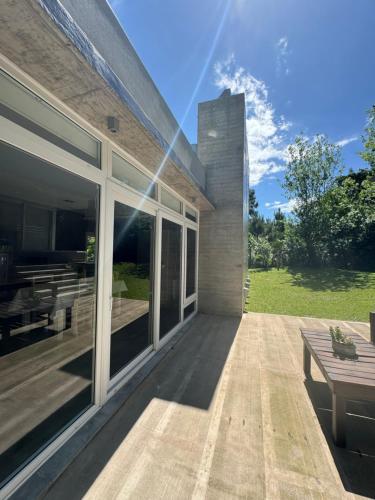 Taman di luar Moderna Casa en Cariló