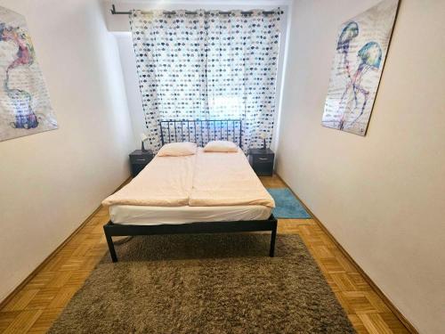 sypialnia z łóżkiem w pokoju z oknem w obiekcie Green Kabaty Apartment 1 w Warszawie
