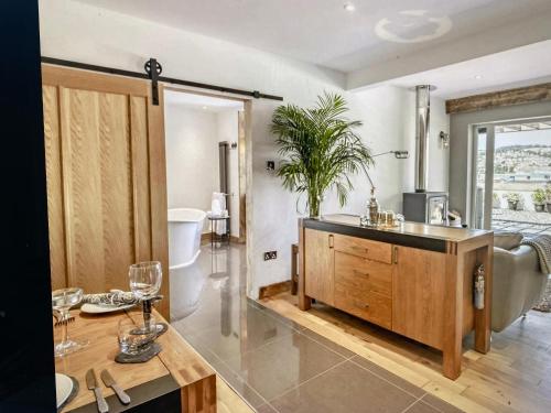 un baño con lavabo y bañera en Con-Mar, en Shaldon