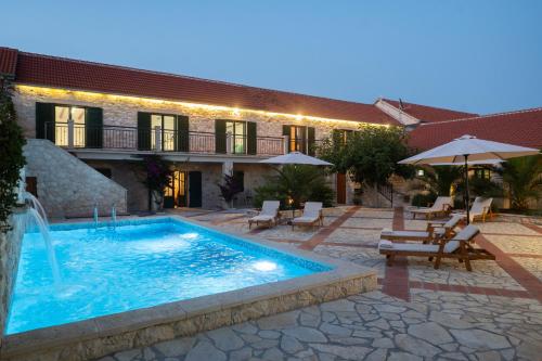 Bazén v ubytování Villa Jokic Dvori ZadarVillas nebo v jeho okolí