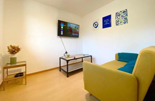 Μια τηλεόραση ή/και κέντρο ψυχαγωγίας στο Le coin cosy des 4 têtes - balcon - vue montagnes - proche centre & gare