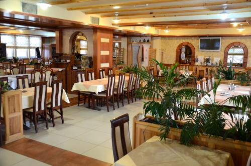 Hotel Kupres tesisinde bir restoran veya yemek mekanı