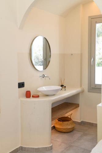 Salle de bains dans l'établissement Maeva Suites Santorini