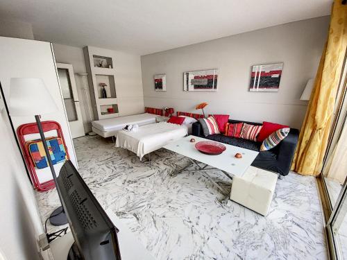 un salon avec un canapé et une table dans l'établissement Beau studio 2 personnes LES TUILERIES DRI7, à Cannes
