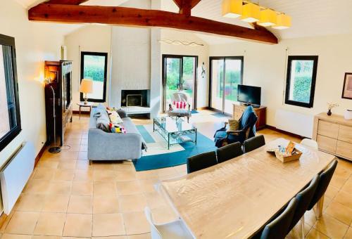 un salon avec un canapé et une table dans l'établissement Maison familiale vue mer au calme 3 etoiles Villa Rose, à Préfailles