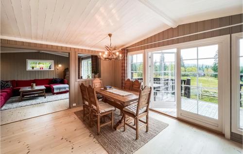Et opholdsområde på Beautiful Home In Sjusjøen With Kitchen