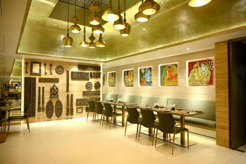 Un restaurante o sitio para comer en MARIGOLD-Newly Renovated Hotel