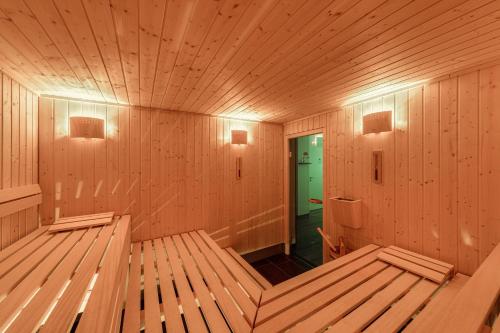 a wooden sauna with a green door in it at Tao-Suite mit Seeblick, Balkonterrasse & Sauna in Krakow am See