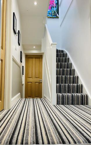Superb townhouse near vibrant Gloucester Road photo 21