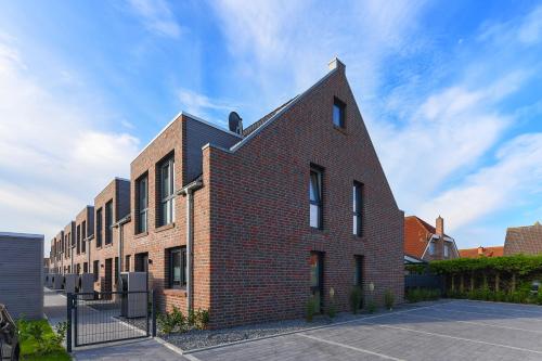 カロリーネンジールにあるFerienhaus Küstenfeinの赤レンガ造りの屋根