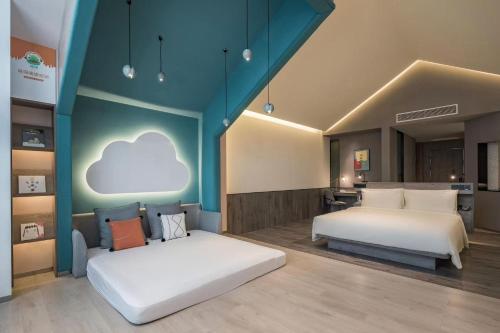 two beds in a room with a cloud on the wall at Atour S Hotel Shanghai Hongqiao Center Aegean-Late night Congee in Shanghai
