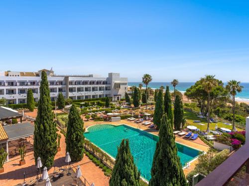 Bazén v ubytování Hotel Fuerte Conil-Resort nebo v jeho okolí