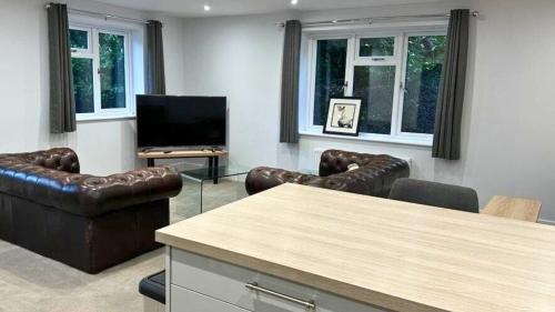 Et tv og/eller underholdning på Charming Two Bedroom Cottage Hedsor