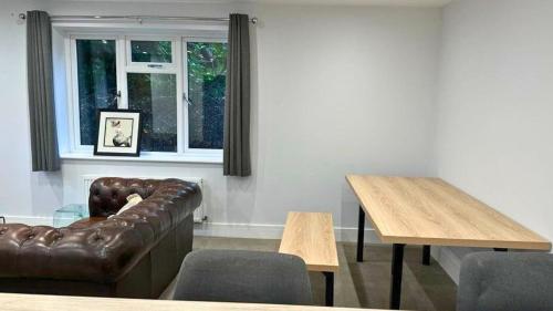 Et opholdsområde på Charming Two Bedroom Cottage Hedsor