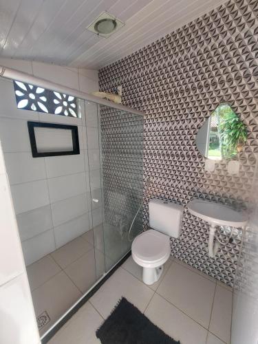 a bathroom with a toilet and a sink at Quarto em Guarapari 5 min da praia in Guarapari